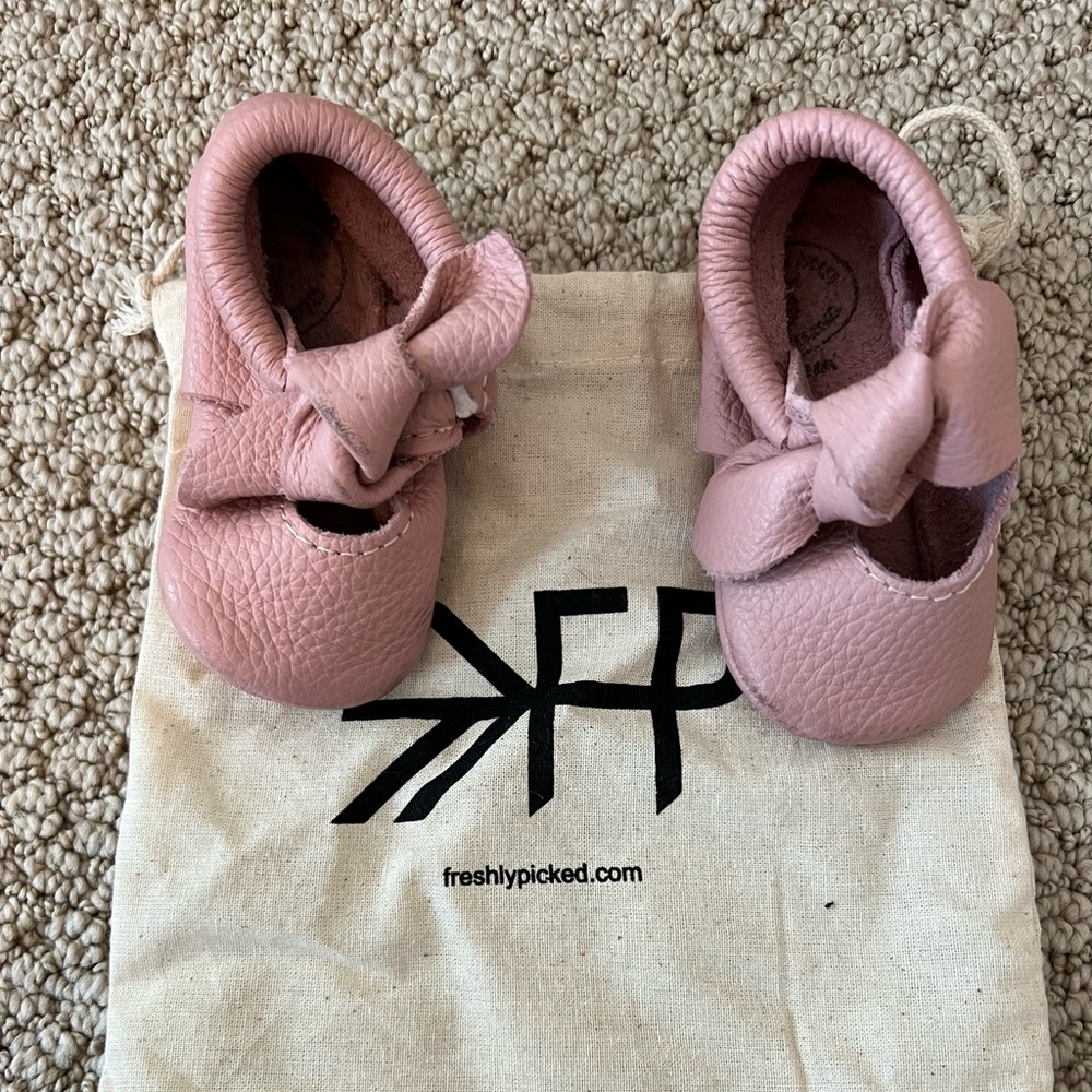 Freshly Picked Moccasins size 3 in blush